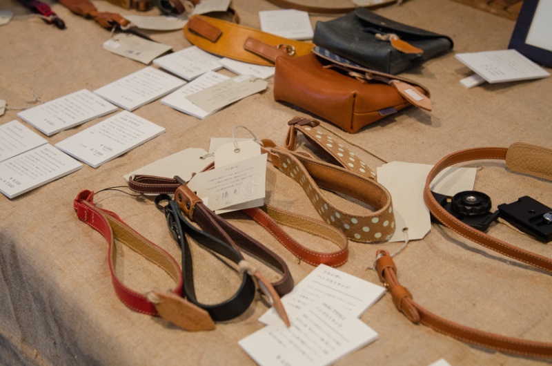 バッグからストラップ、小物まで、手に馴染む本革の製品は大人気でした。お客様の合間からレンズをねじ込んでなんとか見せていただきました。