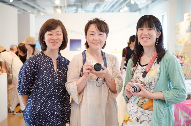 左から、お嬢さんといらしたというミズエさん、ふんわりした優しい雰囲気のカズエさん、そしてレンズキャップまでおしゃれを忘れないトモミさん。お住まいも世代もバラバラな3人は、女子カメ Watchの愛読者だそうです！