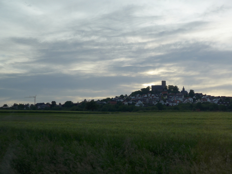 フランクフルトからウェッツラーに向かう車窓。5月は20時を過ぎても明るかった