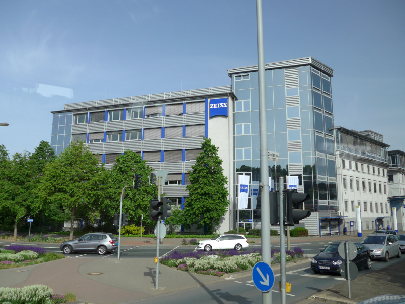 車窓からツァイスのロゴが見えた