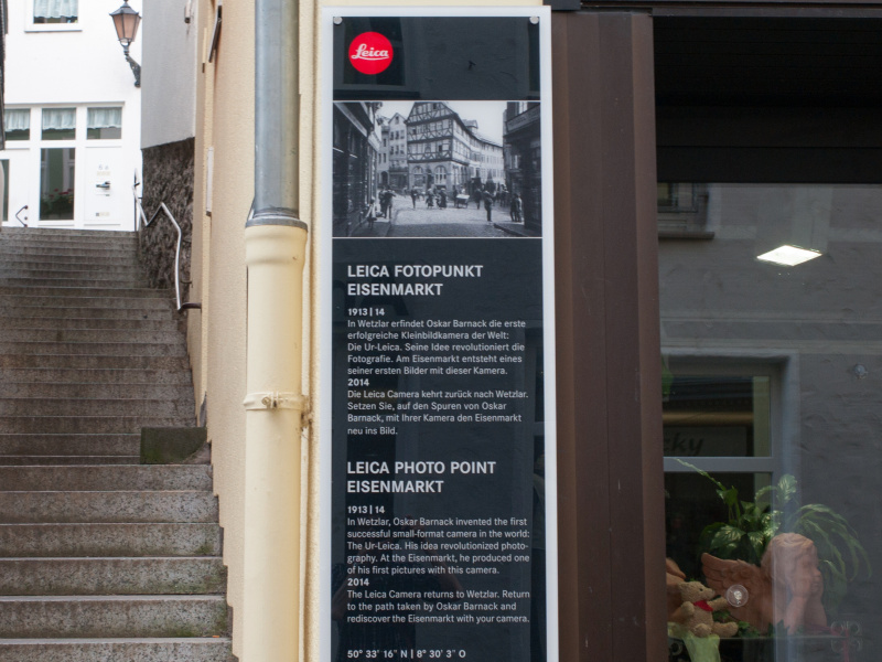 看板を見ながら、記念に同じショットを狙う