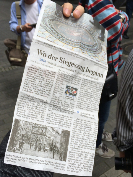 ご婦人が「これかい？」と新聞記事の切り抜きをくれた。“クレーマー通りにライカの記念プレートが設置された”と報じている