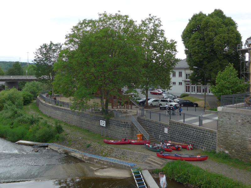 ライン（Rhein）川の支流、ラーン（Lahn）川にかかる橋から公園が見える