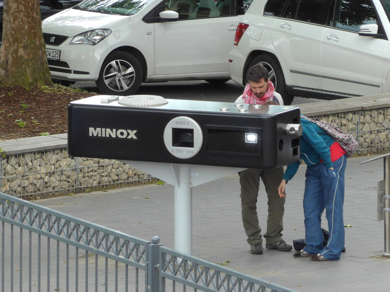 <a class="" href="http://dc.watch.impress.co.jp/cda/review/2009/02/24/10269.html">ミノックスのデジタルスパイカメラ</a>があった。「スパイカメラXXL」という名前で、実物の23倍サイズ・重量374kgらしい