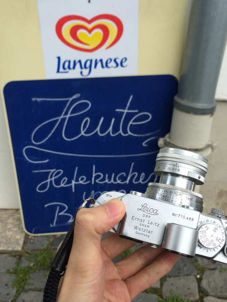 やがて、何でもライカに見えてくる。飲食店前の黒板を見て思わず足をとめたが、ライカではなく本日（Heute）のメニューだった