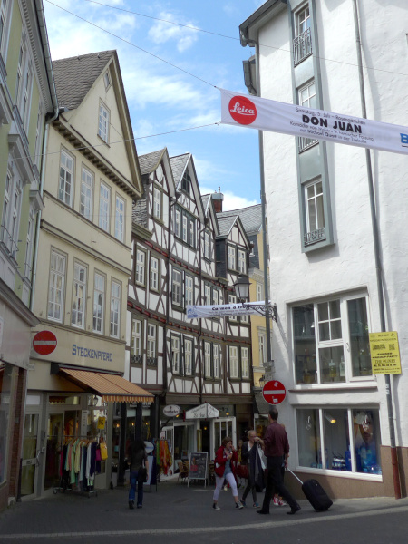 “赤丸に白”のモチーフがたくさん。車両進入禁止なのか、ライカ歓迎なのか、もはやわからない