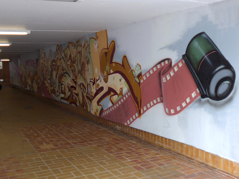 ライカマイクロシステムズ前の地下道。壁面にカメラとフィルムの絵が描かれていた