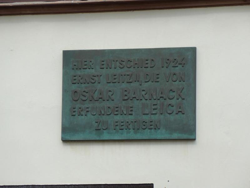 ライカマイクロシステムズ近くの建物。通りから見て裏に回ると「1924年、エルンスト・ライツ二世はここでオスカー・バルナックが発明したライカの製造を決めた」という記念のプレートがある