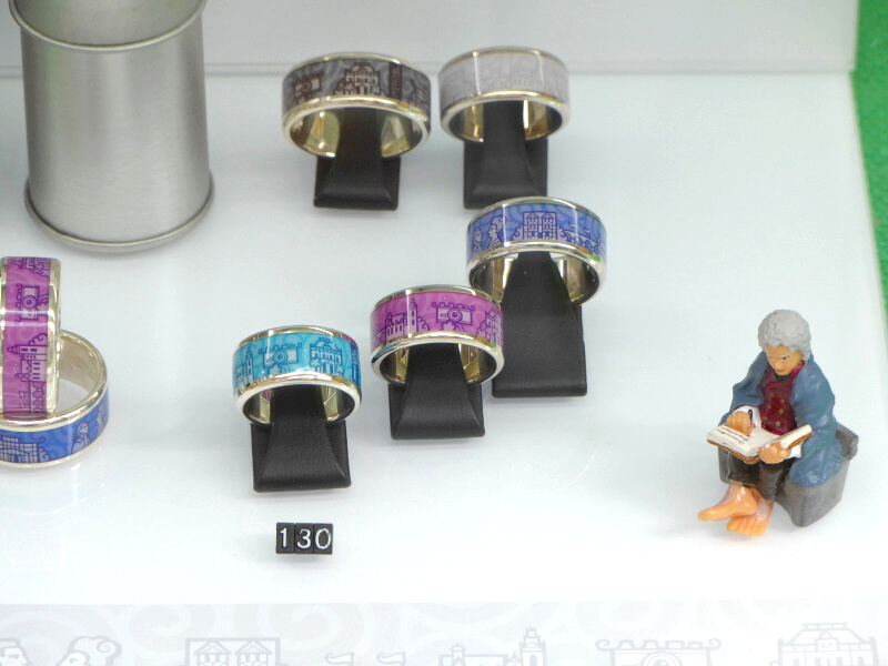 ショーウィンドウで見かけたウェッツラーリング。ライカがモチーフに含まれていた