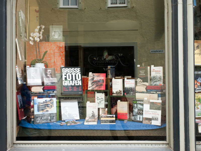 今回訪れた時は、書店のウィンドウにライカや写真関連の本が目立っていた