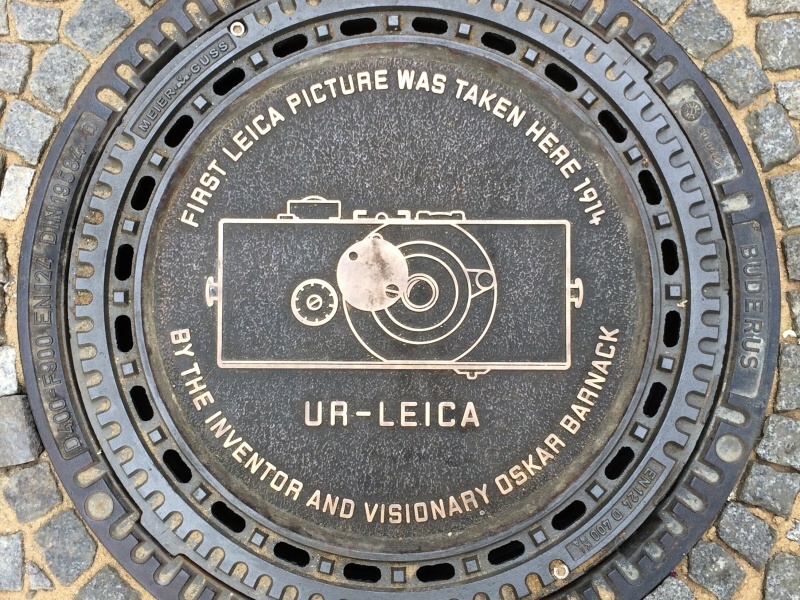 足元に「1914年、ここで最初のライカ写真が撮影された」とある