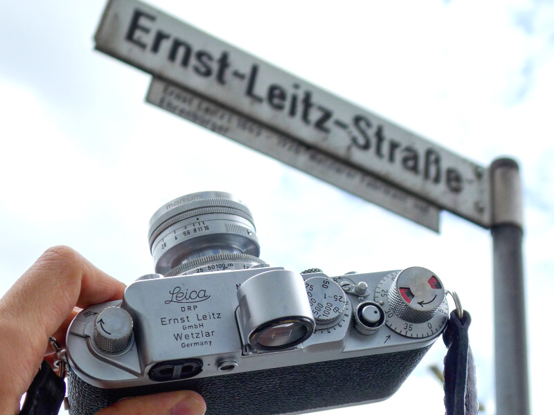 エルンスト・ライツ通りにて、ライカ里帰りの図