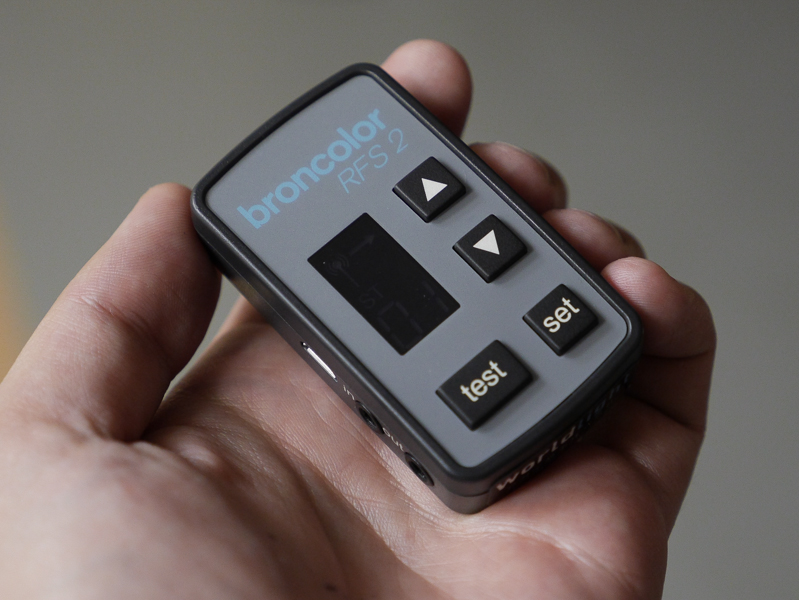 無線シンクロ用の発信器も用意されている