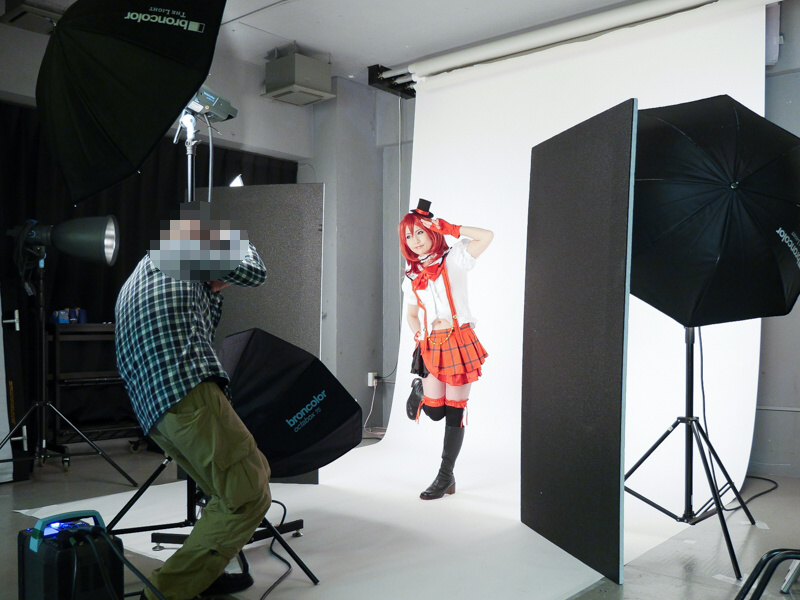 撮影の様子。今回使用したscoro 3200Sは出力が3,200Wsと大きいため、ある程度の連写でも発光が追従する