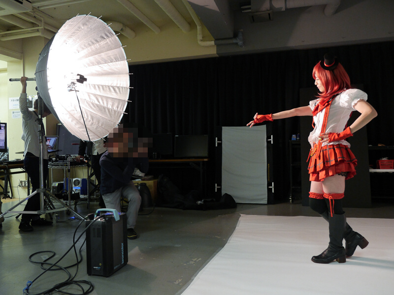 撮影の様子。一般的なアンブレラに比べて大きい