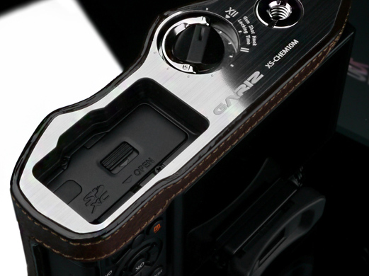 ケースを装着したままバッテリーと記録メディアの交換が可能