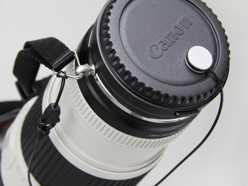 両面テープで貼り付けてボディキャップの紛失を防ぐホルダーが付属する