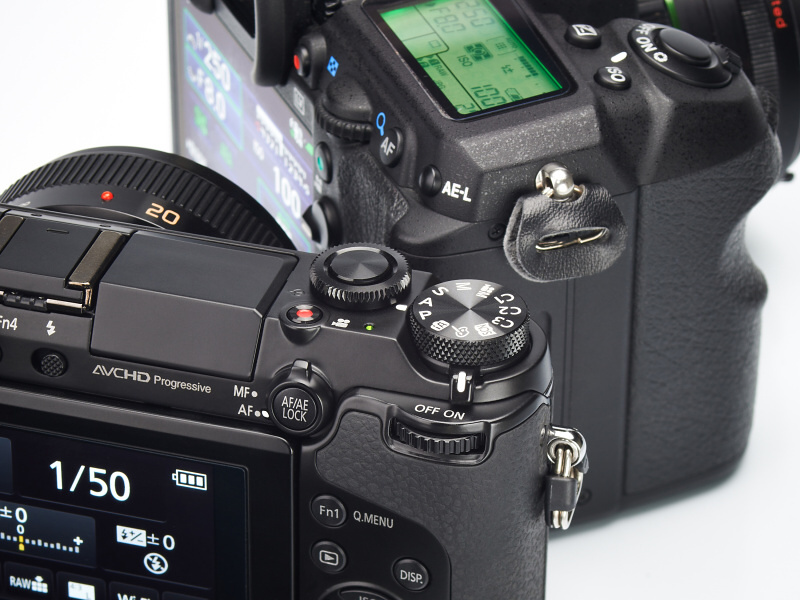 GX7（手前）とK-3（奥）