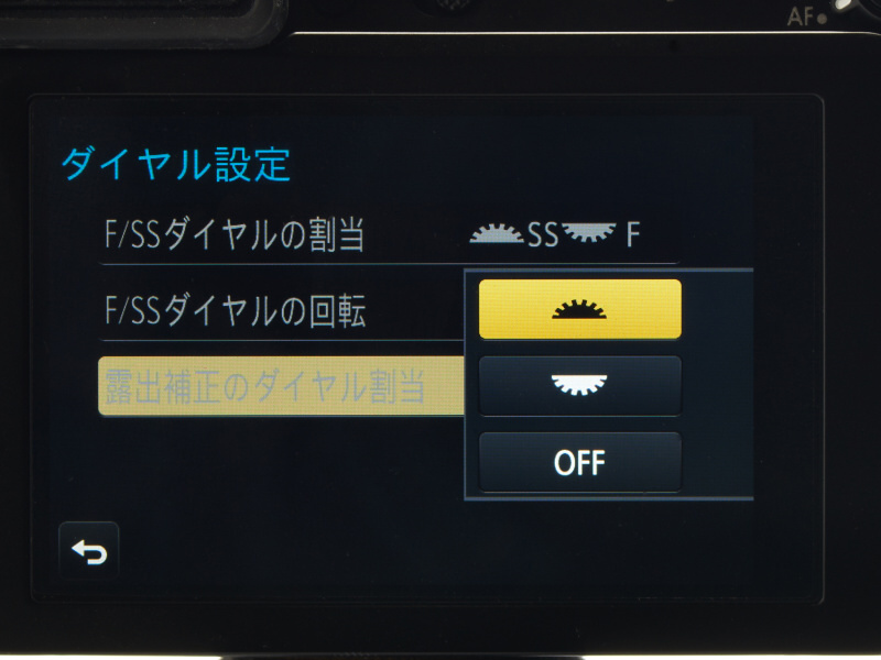 GX7では、前ダイヤルに露出補正を割り当てると、後ダイヤルがパラメータダイヤルとして扱われる。考え方は逆だが振る舞いはおなじだ