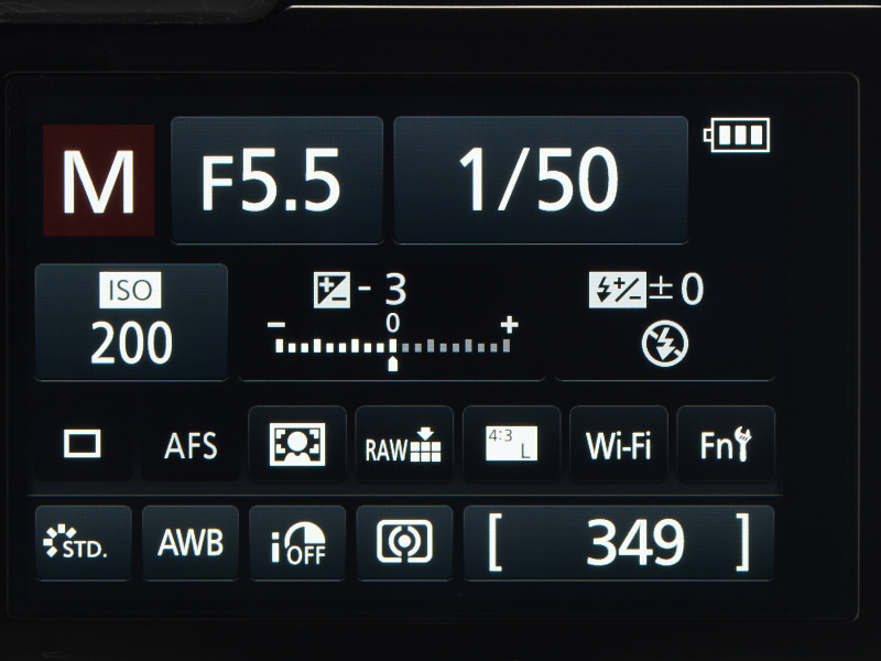 Fnボタンのように割当を変更できるわけではないが、逆に言えば、ここから操作できる機能はFnボタンにおく必要がない。一覧性も高く使いやすいので、EVFがメインのユーザーなら便利に使えるはずだ