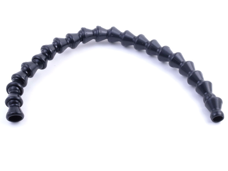 さて今回新たな改造に使用するのは、ご覧のフレキシブルアームである。これは数年前にヨドバシカメラで買ったもので「LOC-LINE」の刻印があるものの詳細は不明だ。フレキシブルアームとしての構造は「ゴリラポッド」に似ているが、こちらの方が腰が強くより重いパーツを支えることができる。しかしぼくが持っているのはこのアーム単体のみで、取り付け方法を考えなければならない