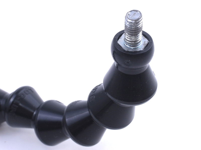 熱したボルトをフレキシブルアームの穴にジュワッと溶かしながら差し込むと、かなりしっかりと固定する事ができる