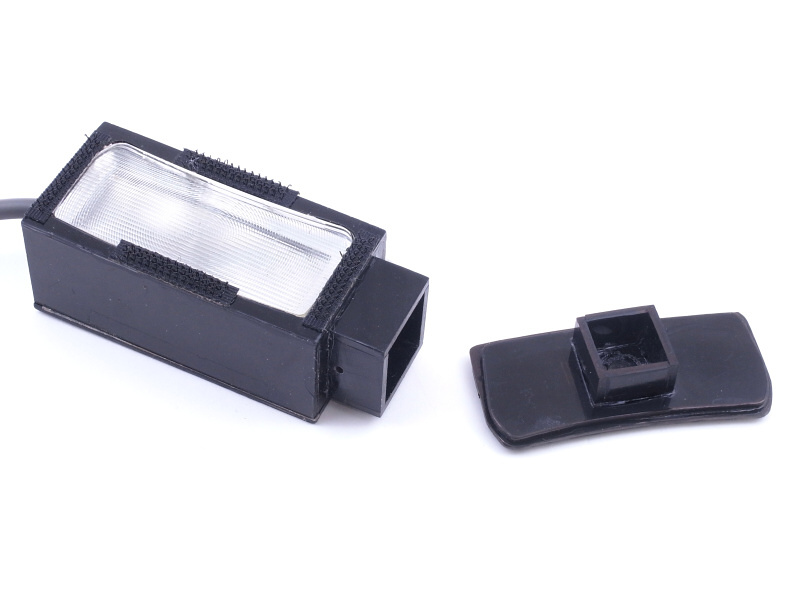 ストロボ発光部と、ストロボ本体のそれぞれにフレキシブルアームを取り付けるための「基部」を製作する。ABS板をカットしたパーツを、ABS樹脂専用接着剤で組み立てている