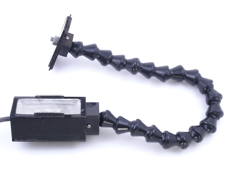 フレキシブルアームを各パーツにボルト止めし、さらにドリルで穴を明け、ネジ止めした。実はこのフレキシブルアームは接着しにくいポリプロピレン製のため、固定方法にはずいぶんと悩んでしまった。可動部分の固定は、それなりに頑丈にする必要があるのだ