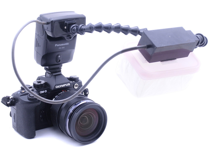 新たに改造した「フレキシブルアーム付きマクロストロボ」をE-M1に装着したところ