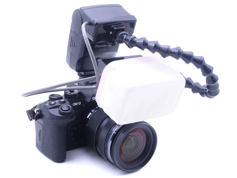 文字通りフレシキブルに発光部の位置を変える事ができる。しかし試写の結果、このストロボ1灯だけではどうも物足りない事が判明した