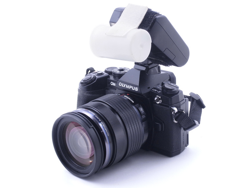 そこでストロボを2灯式にすべく、さらに一計を案じることになった。まず、E-M1のホットシューのストロボをニコン「スピードライトSB-30」(生産中止品）に付け替える。発光部にはフィルムケースを改造したディフューザーを装着。SB-30は小型軽量ながらマニュアル調光や発光部の角度変更が可能で、マクロストロボとしても非常に重宝する