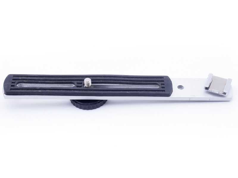 次に、ご覧のストロボブラケットを用意した。これも数年前にカメラ店のジャンクコーナーで買ったもので、詳細は不明。しかしアクセサリーシューが回転して固定できない仕様で、どうも使いにくい