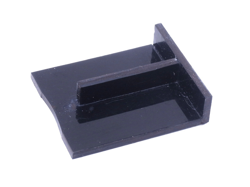 そこで、アクセサリーシューを固定するためのパーツを製作。材料はABS板である