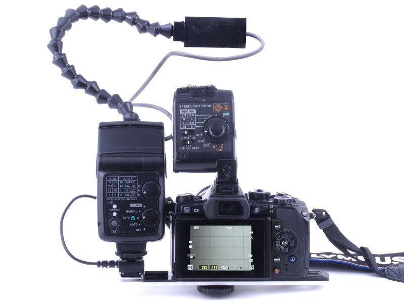 背面から見たところだが、E-M1の露出モードはマニュアルにセットする。2つのストロボもそれぞれマニュアル調光で制御する。複雑なようだが、デジカメだと撮った結果がすぐ確認できるし、慣れると意外に簡単だ