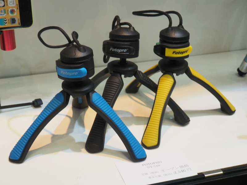 Fotoproブランドのミニ三脚。想定売価は税別2,546円
