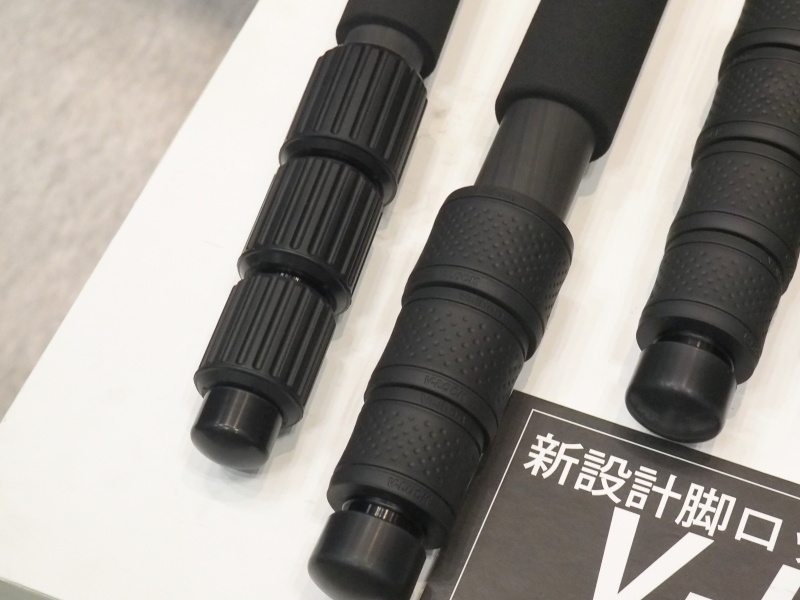 従来のナットロック（左）とV-Lock（右）。ロックが解除されたところで回転が止まり、解除されたことがわかりやすい