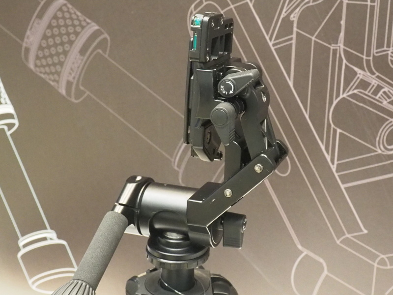 縦位置に切り替えた状態。一つのノブでロック/解除できるのが特徴