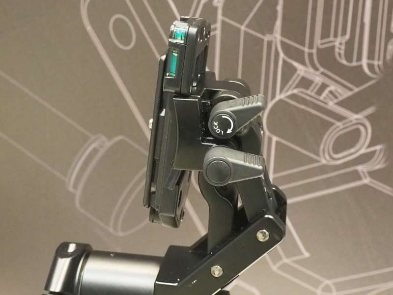 無地のノブを解除すると、シュープレート取り付け部の角度が微調整できる