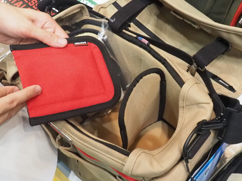 クロニクル内部。ベルクロ式の仕切りを採用。赤いポケットもベルクロで任意の場所に付く