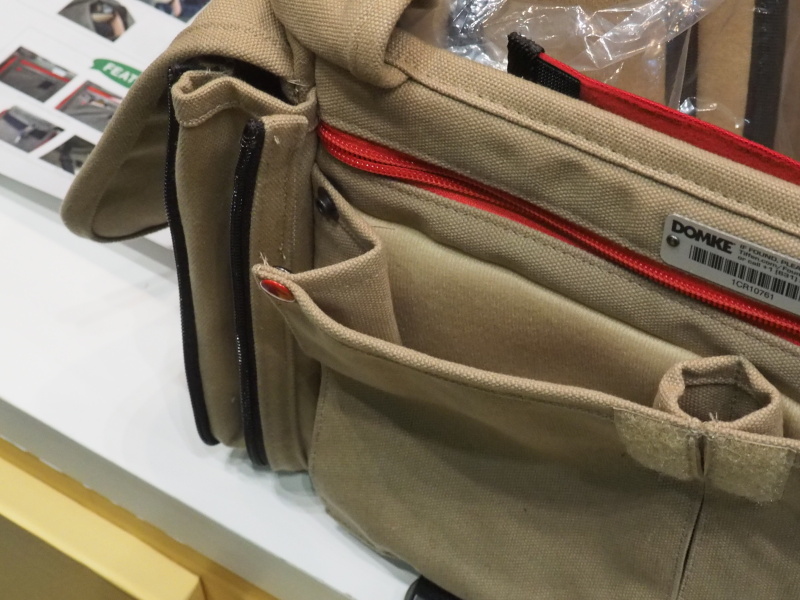 外ポケットはどちらもマチを広げられる