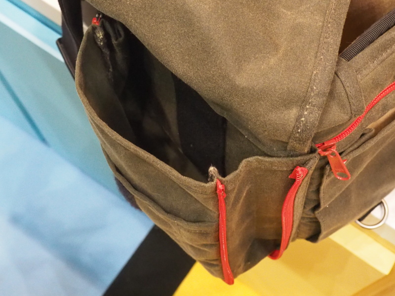 サイドポケットを広げたところ