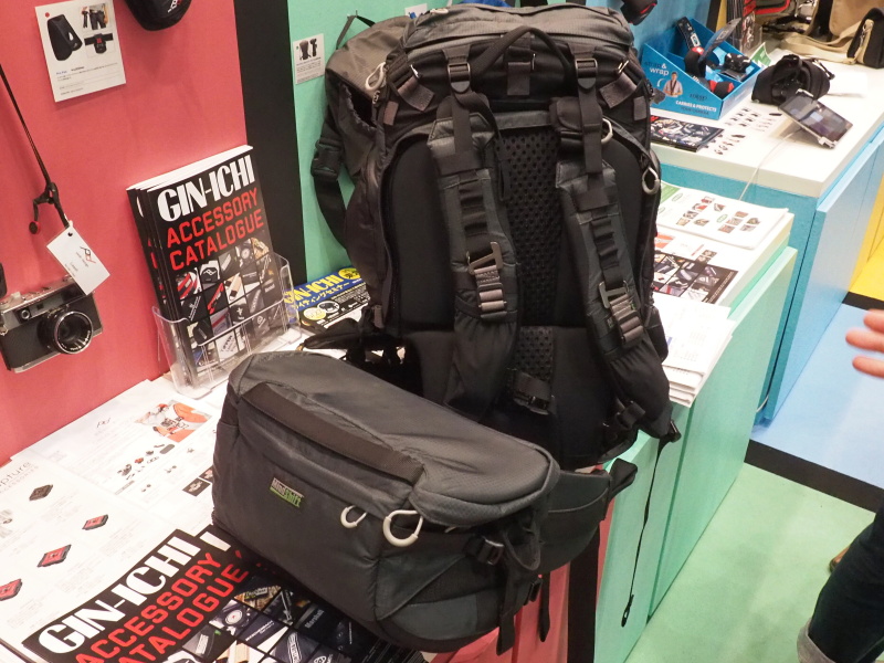 マインドシフトの最大モデル。カメラ機材の入る底部を体の前に回転させられる