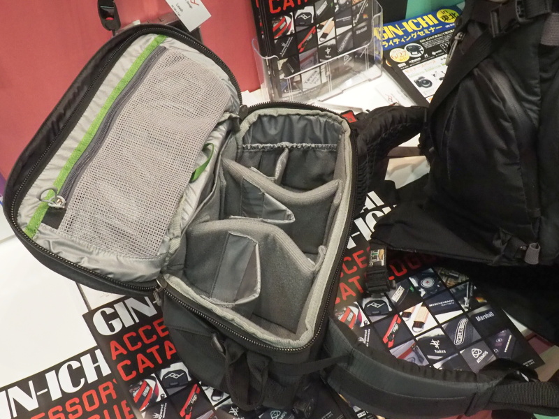 カメラ収納部。仕切りやパーツ類はシンクタンクフォト製品で見慣れたもの