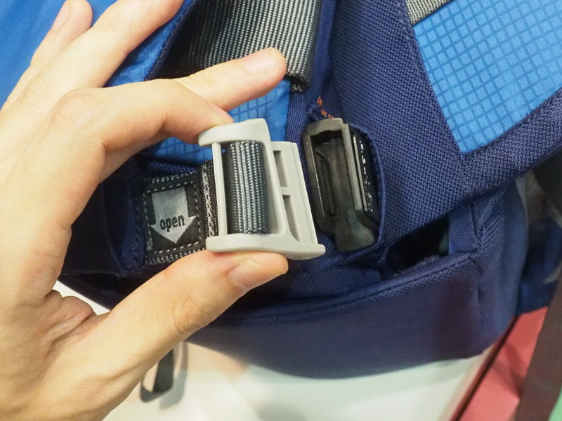 ウエストバッグ部分を固定するパーツは、下にスライドさせないと外れないが、装着する際は近づけるだけで磁石でピタリと吸い付く