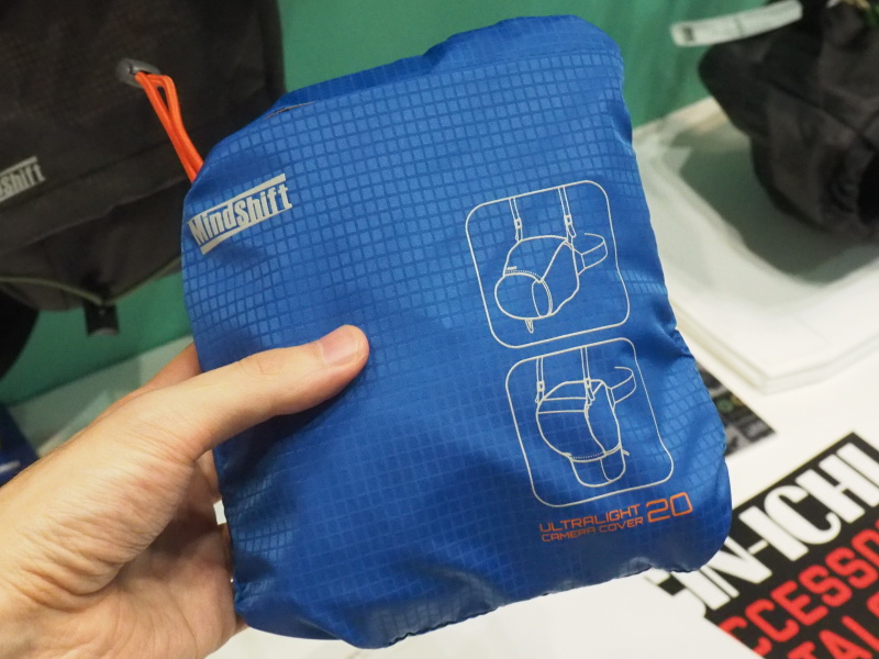 畳むと小さくまとまる。必要時にバッグから取り出して使うことを想定