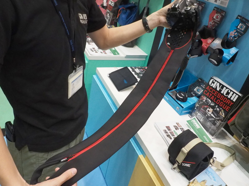 ジッパーを閉じて1本の帯状にする