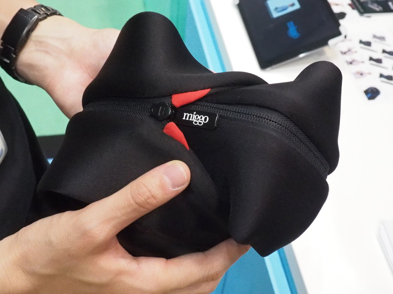 そのまま巻いていくと、最後に先端の穴をレンズ部に引っ掛けて固定できる