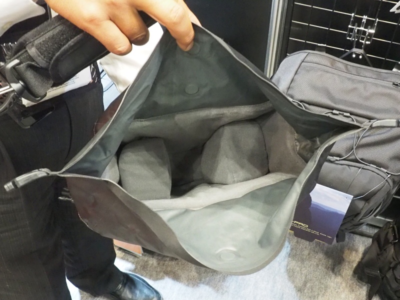 防水バッグの内部。インナーが一体化している