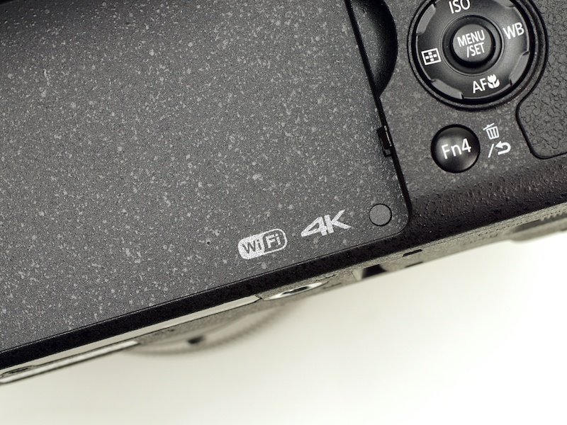 背面モニターの裏に、4Kロゴが控えめに所在する