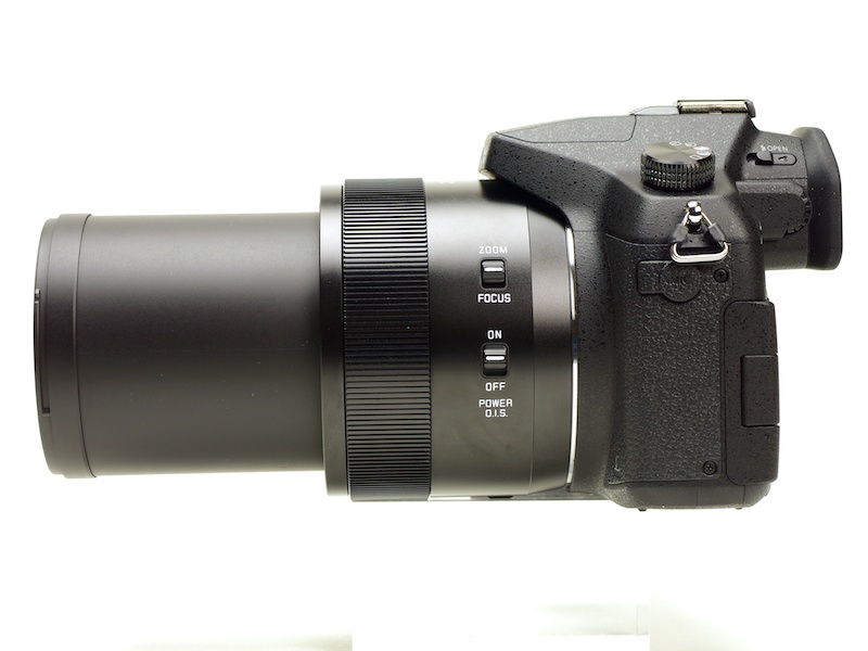 焦点距離25-400mm相当（35mm判換算）F2.8-4の光学16倍ズームレンズを搭載。左が広角端、右が望遠端。鏡筒に設けられた「マニュアルリング」は、スイッチでフォーカスまたはズームのどちらかに切り替えられる